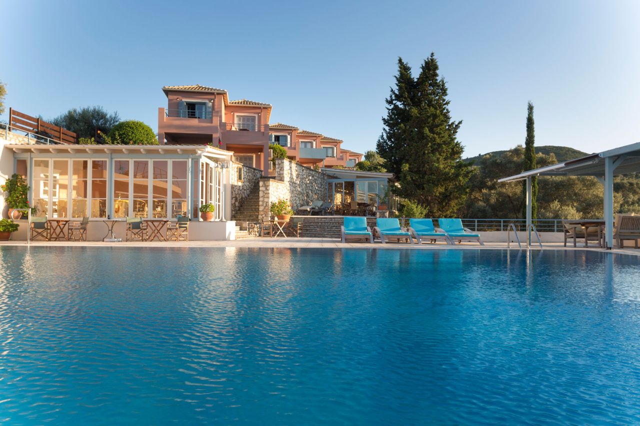 Mira Resort - Outdoor pool, pool umbrellas, sun loungers