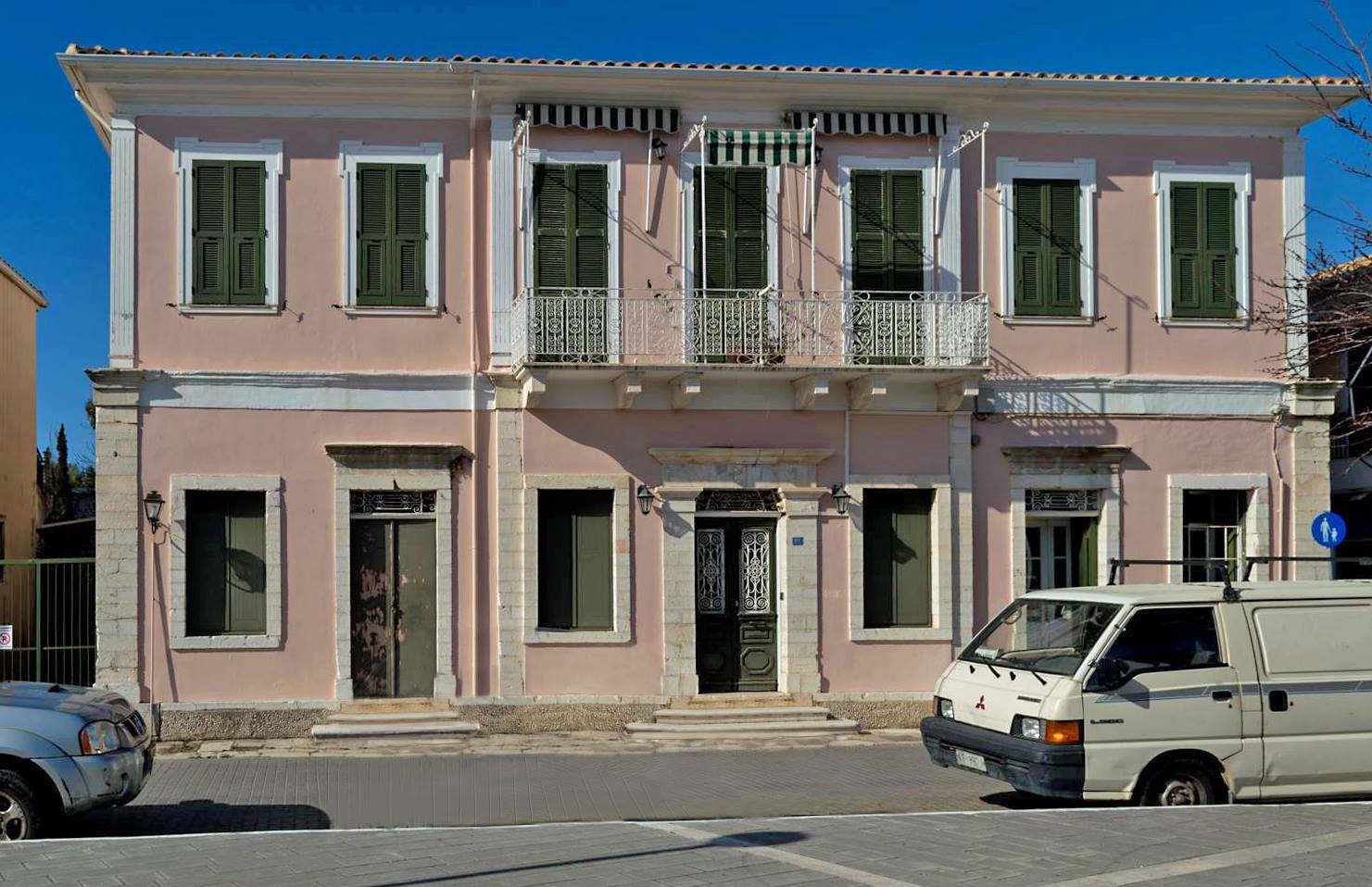Lefkada town | Old building on the periphery of Zampelios Square | Architecture