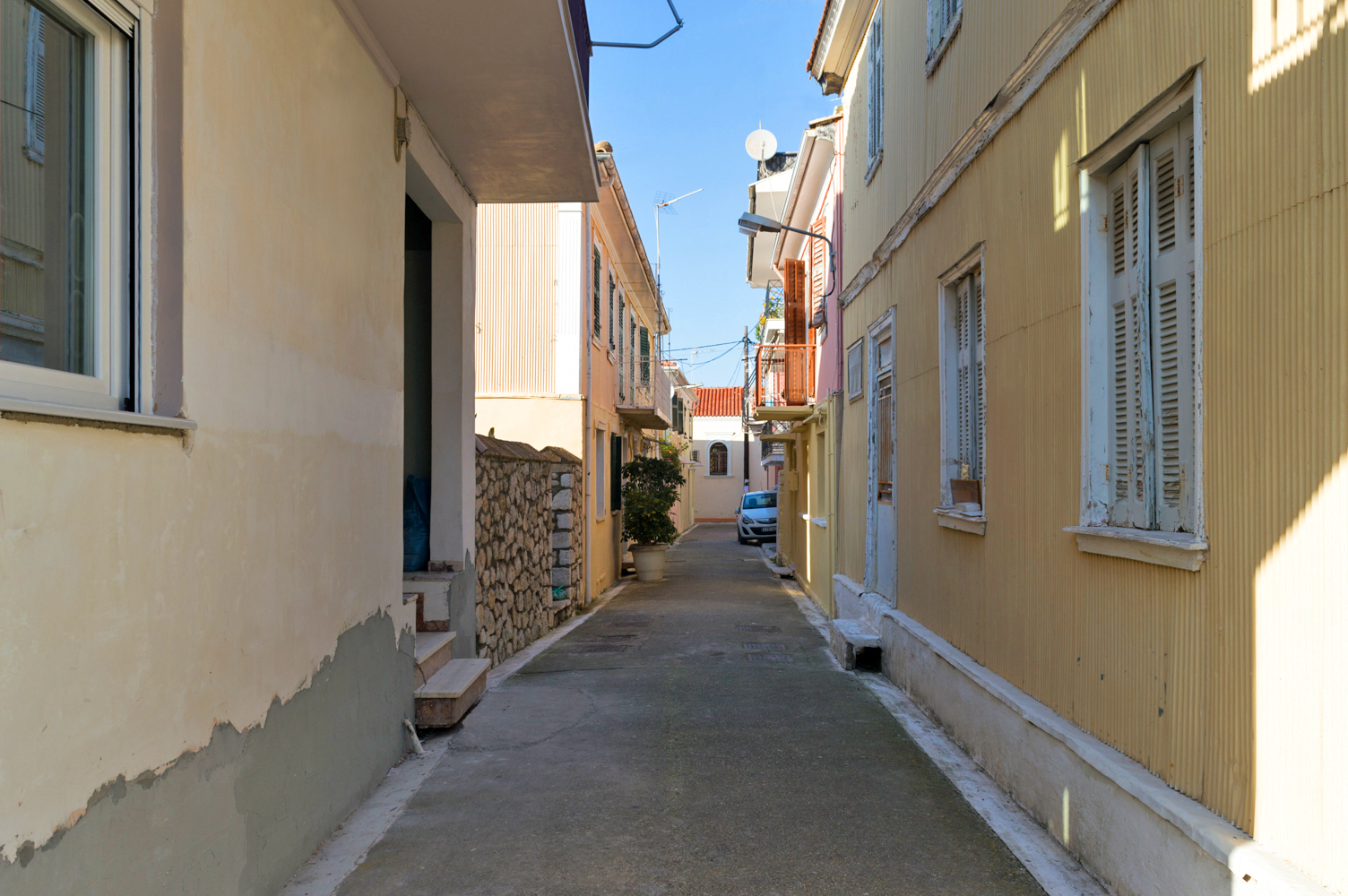 Picturesque sidestreet in Lefkada's old town | Lefkada Slow Guide